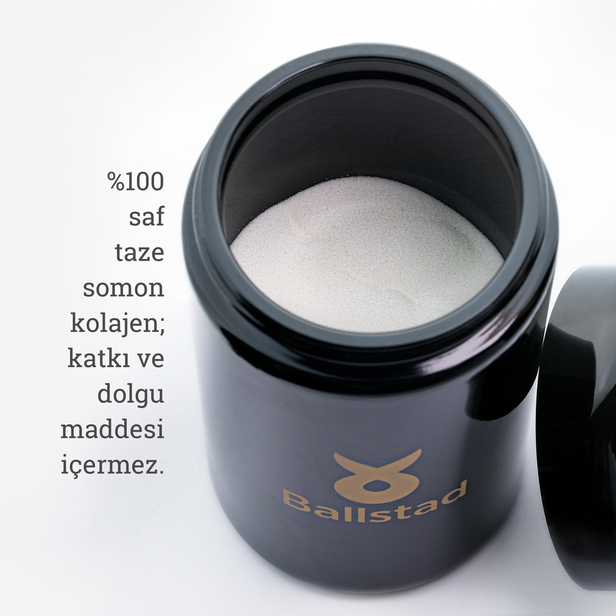 Ballstad markalı siyah kavanoz içinde beyaz toz formunda %100 saf somon kolajeni; katkı ve dolgu maddesi içermez.