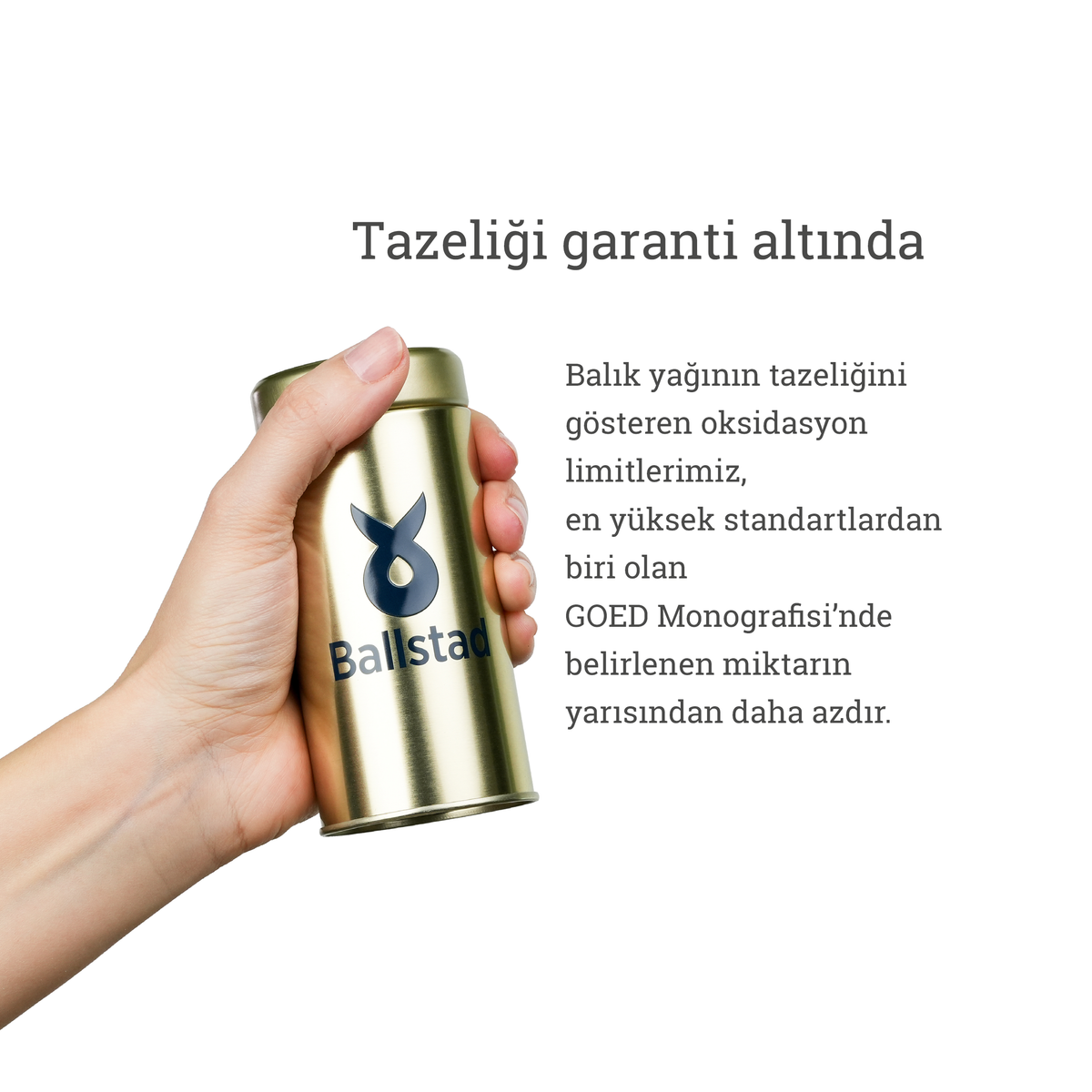 Elde tutulan Ballstad logolu altın renkli saklama kutusu; balık yağının tazeliğini gösteren oksidasyon değerlerinin GOED Monografisi limitlerinin yarısından daha düşük olduğu vurgulanıyor.