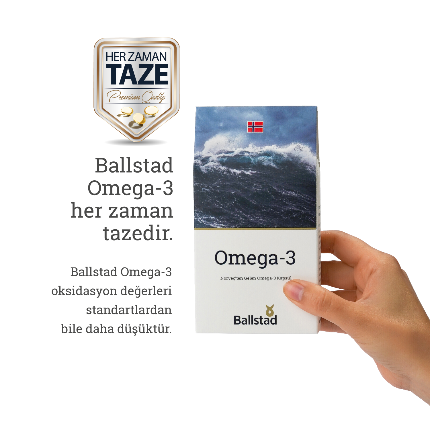 Bir el tarafından tutulan Ballstad Omega-3 kutusu; üzerinde Norveç bayrağı ve dalgalı deniz görseli bulunuyor. Sol üstte “Her Zaman Taze” rozeti yer alırken, yanında “Ballstad Omega-3 her zaman tazedir. Ballstad Omega-3 oksidasyon değerleri standartlardan bile daha düşüktür.” ifadeleri yer almakta.