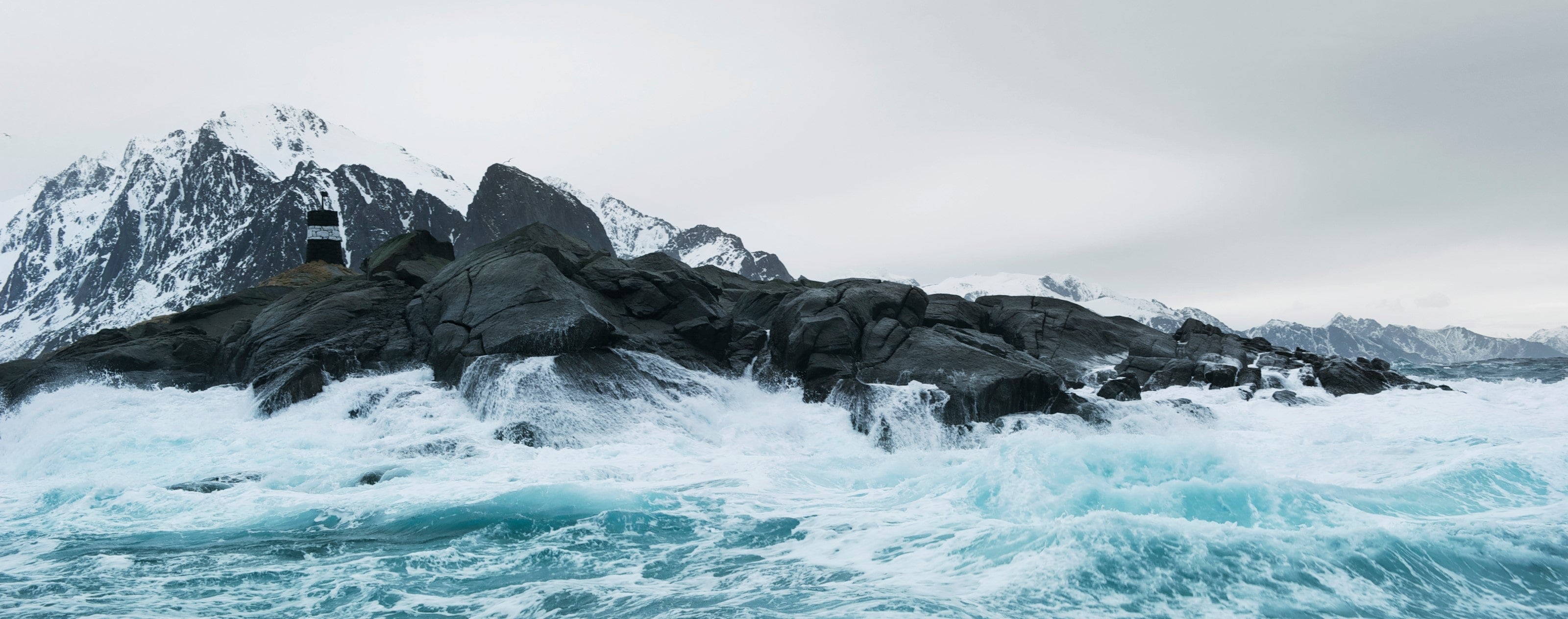 Norveçte kayalıklara çarpan dalgalar