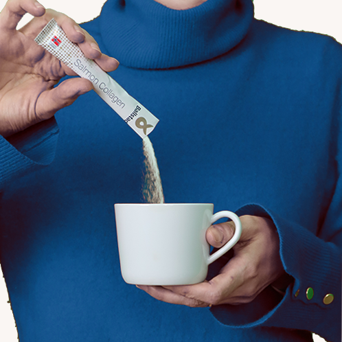 Ballstad somon kolajen saşesi sıcak içeceğe ekleniyor – günlük kolajen takviyesi için pratik ve lezzetli kullanım.