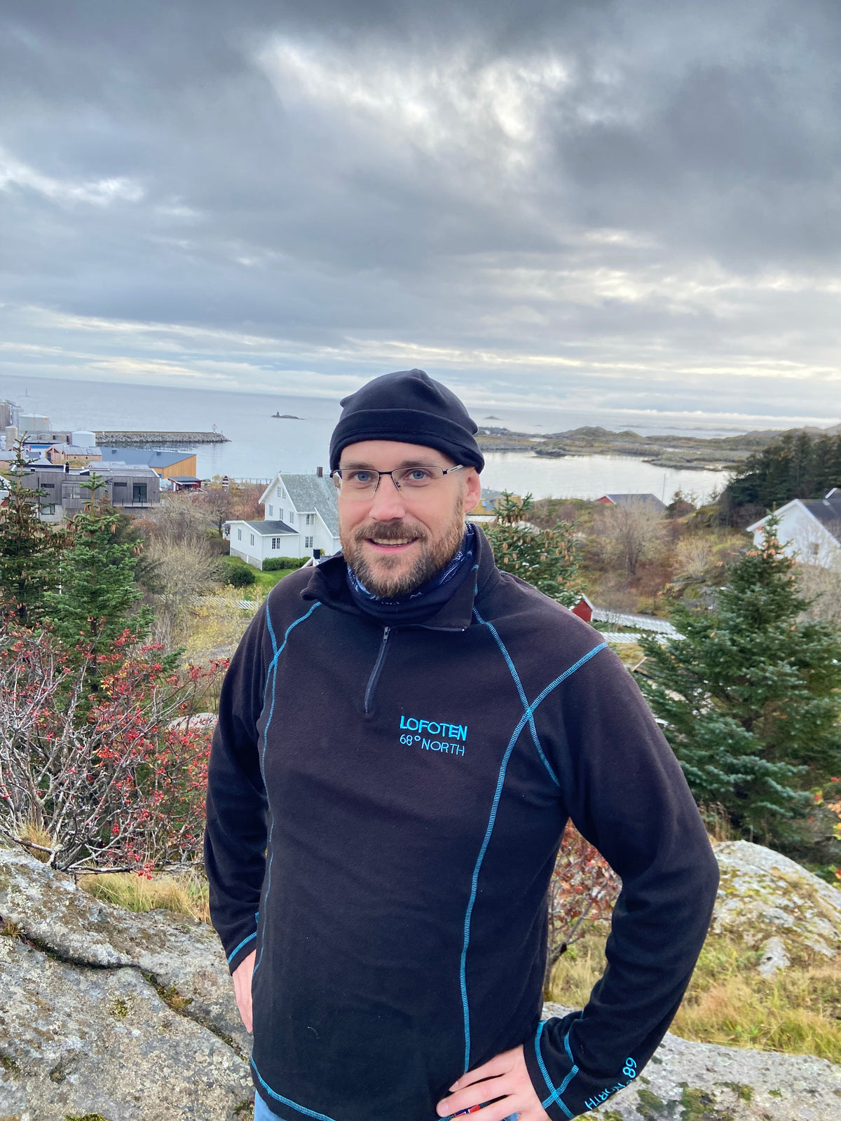 Norveç'in Lofoten bölgesinde doğa manzarası eşliğinde Ballstad kurucusu – omega-3'ün kaynağı olan saf doğaya, Norveç kökenine ve markanın güvenilirliğine vurgu yapan sahne.