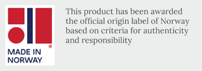 Norveç menşeli ürün etiketi: Sol tarafta kırmızı, mavi ve beyaz renklerden oluşan 'Made in Norway' logosu; sağ tarafta 'Bu ürün, otantiklik ve sorumluluk kriterlerine dayanarak Norveç'in resmi menşe etiketi ile ödüllendirilmiştir.' ifadesi yer almakta.