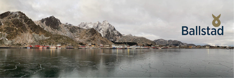 Ballstad logosu ve arka planda Ballstad limanı