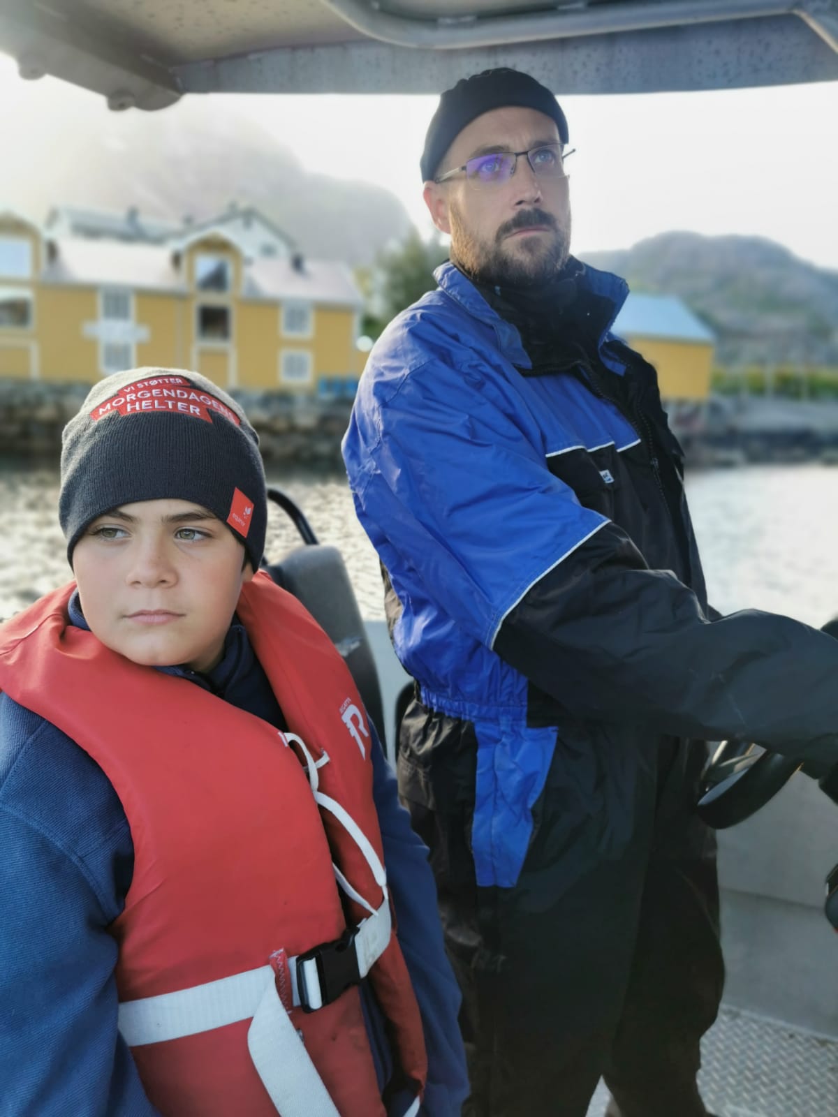 Norveç kıyılarında balıkçı teknesinde baba ve oğul – Ballstad’ın köklü denizcilik geleneğini ve omega-3’ün doğal kaynağını yansıtan otantik bir balıkçılık sahnesi.