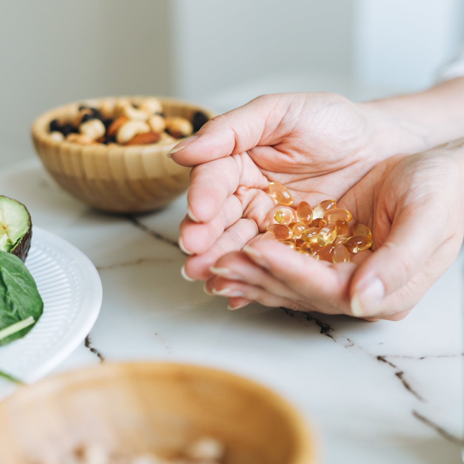 Norveçli biri bir avuç omega3 ve atıştırmalıklarla sofrada