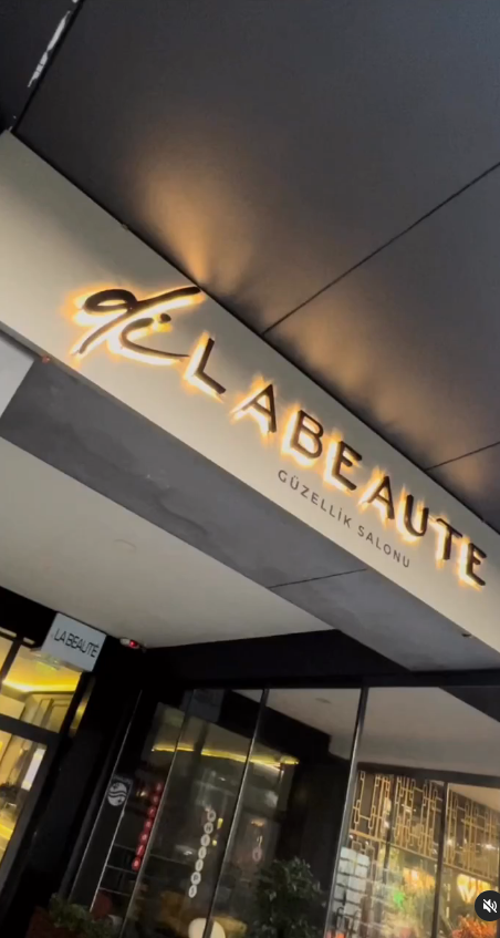 LA BEAUTE Güzellik Salonu'nun dış cephesinde yer alan, ışıklı tabelası ve cam kapısı ile modern bir giriş alanı.