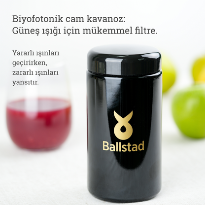 Ballstad logolu siyah biyofotonik cam kavanoz; güneş ışığını filtreleyerek yararlı ışınları geçirir, zararlı ışınları yansıtır.