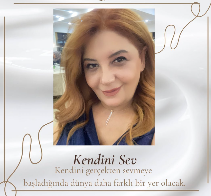 Dalgalı kızıl saçlı ve lacivert elbiseli bir kadın gülümseyerek kameraya bakıyor. Görselin alt kısmında 'Kendini Sev – Kendini gerçekten sevmeye başladığında dünya daha farklı bir yer olacak.' yazısı yer alıyor.