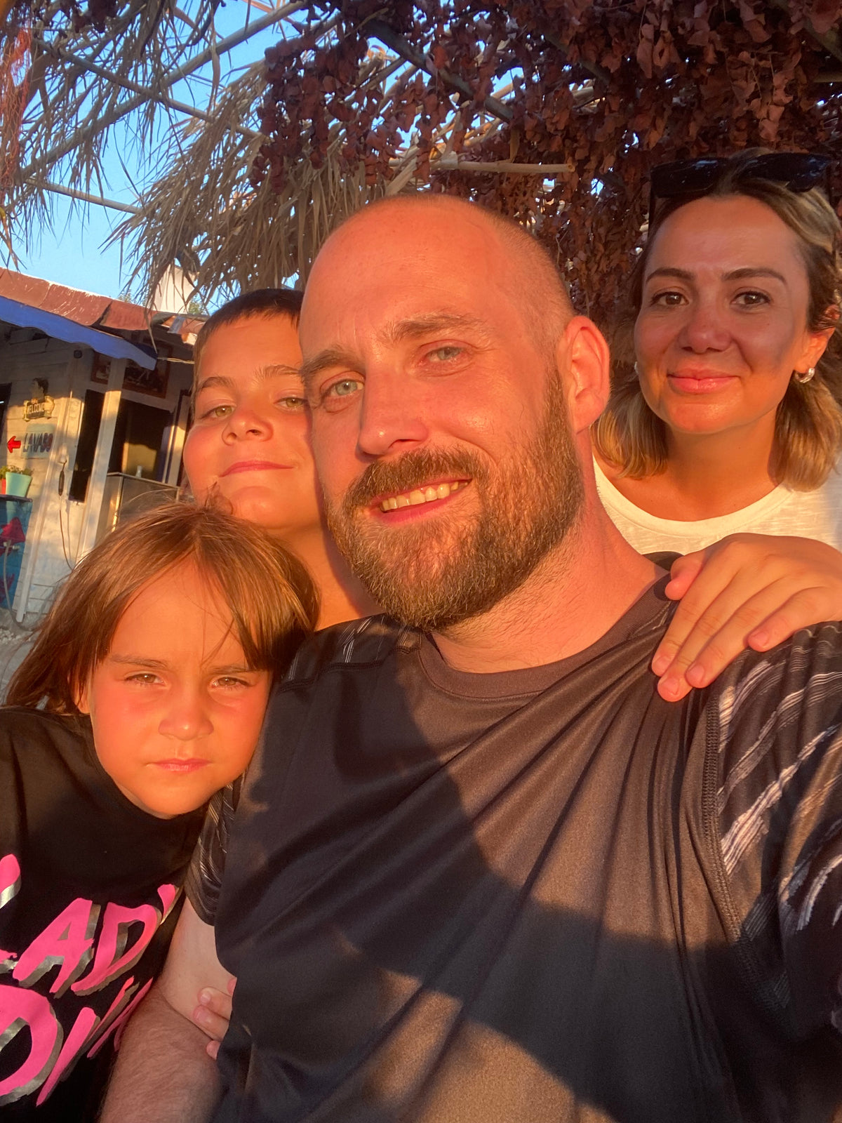 Odd Roar Olsen ve ailesi tatilde yüzlerine güneş vuruyor mutlu bir aile tablosu