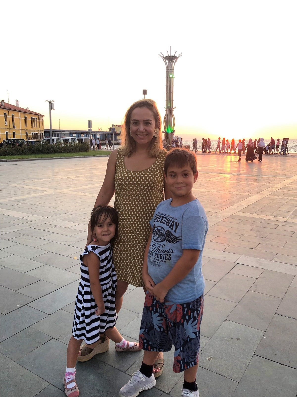 Gün batımında gülümseyen Özge Olsen ve çocukları